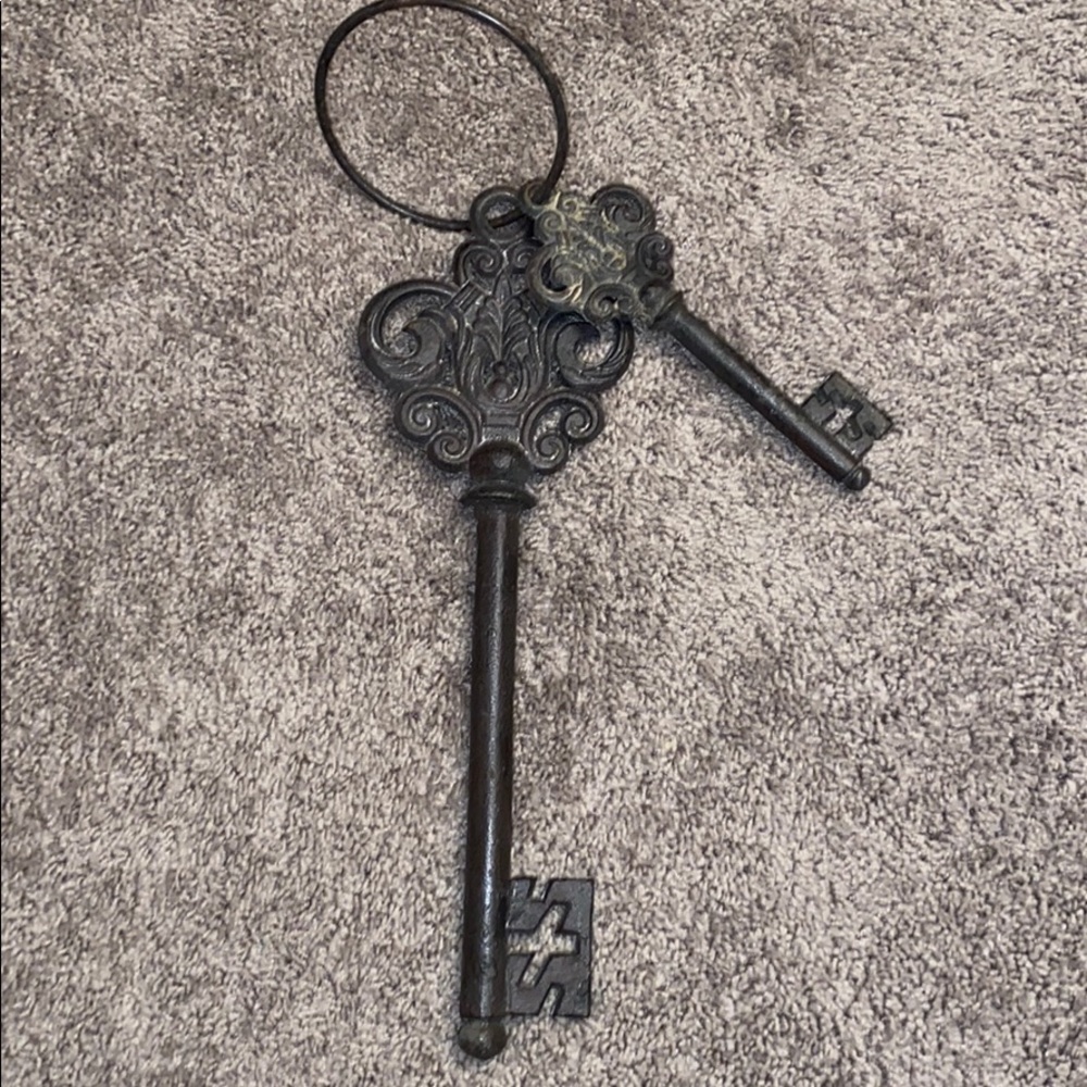Vintage 2 cast iron decor keys